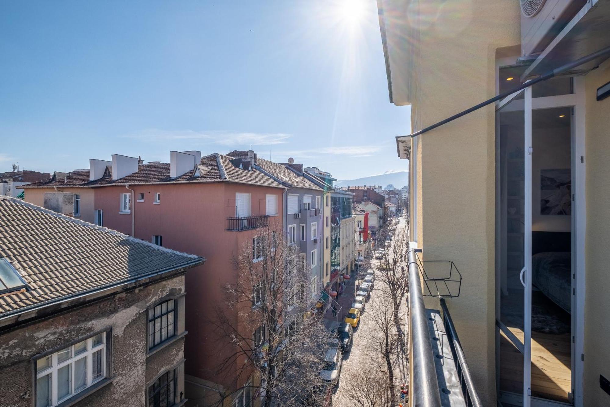 Bright - 2 Bedroom *