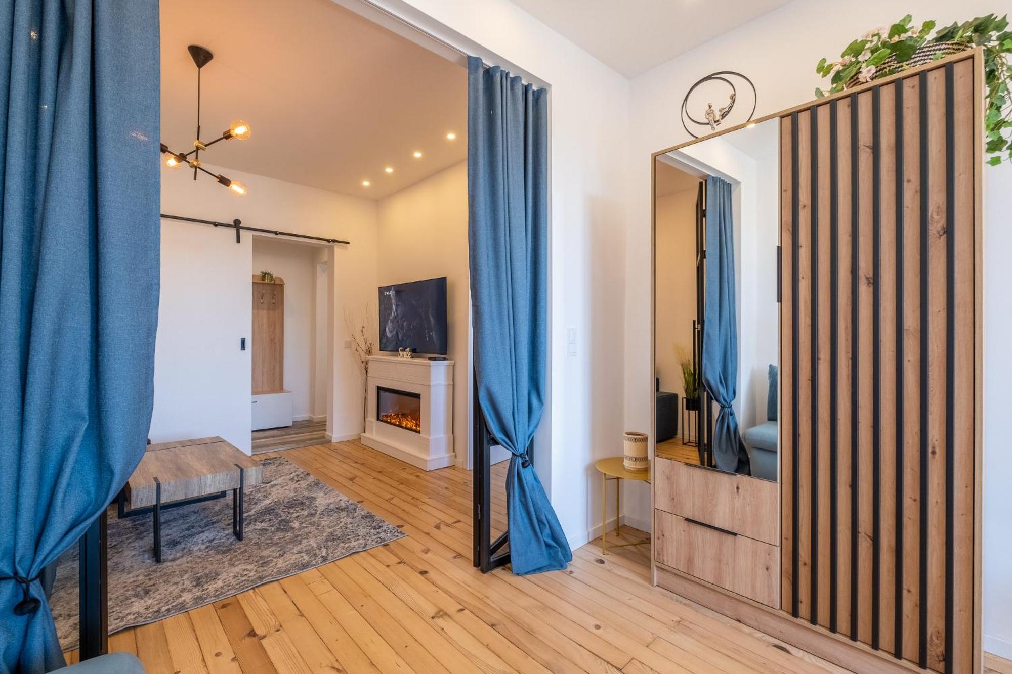 Bright - 2 Bedroom *