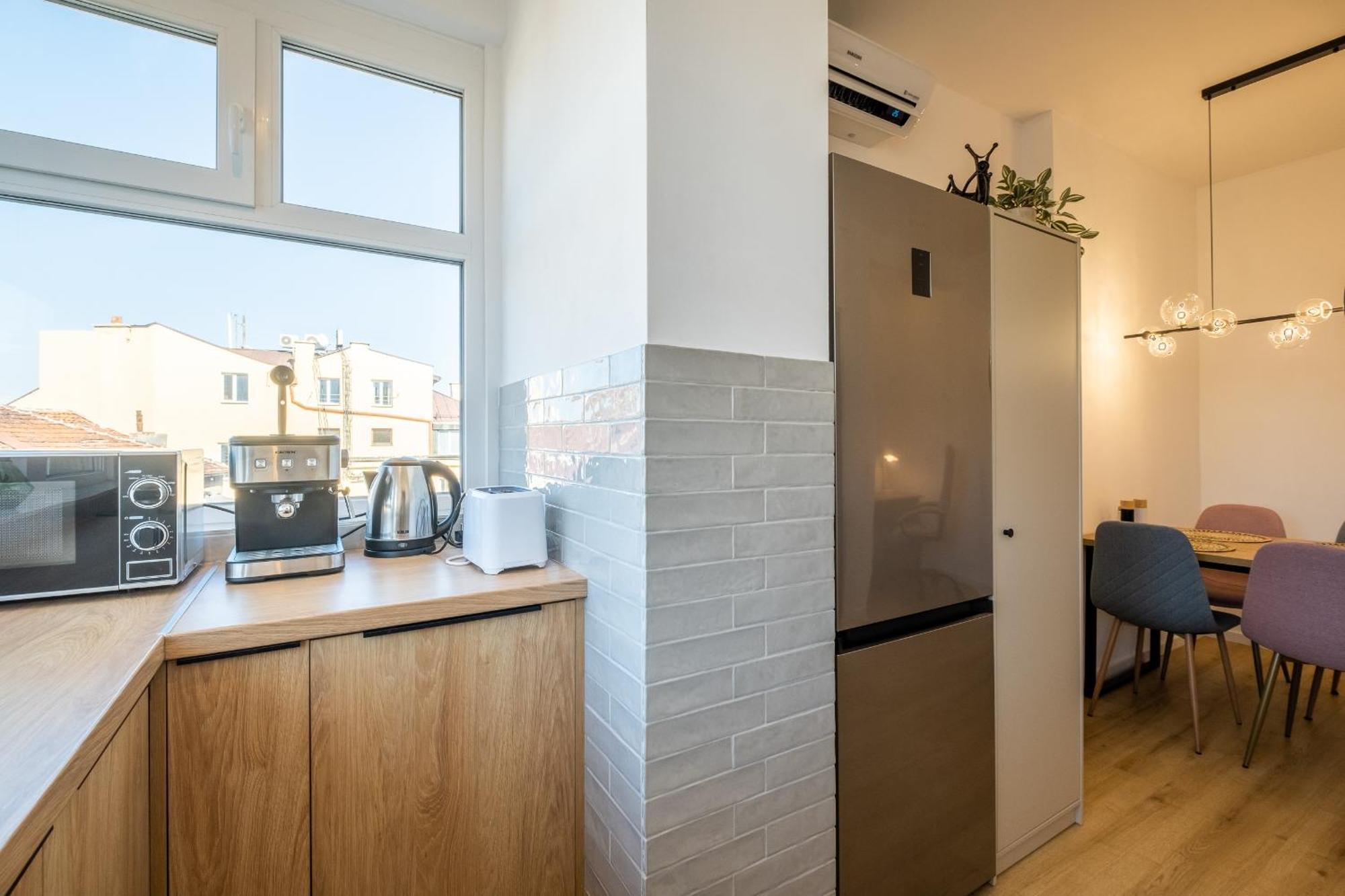 Bright - 2 Bedroom *