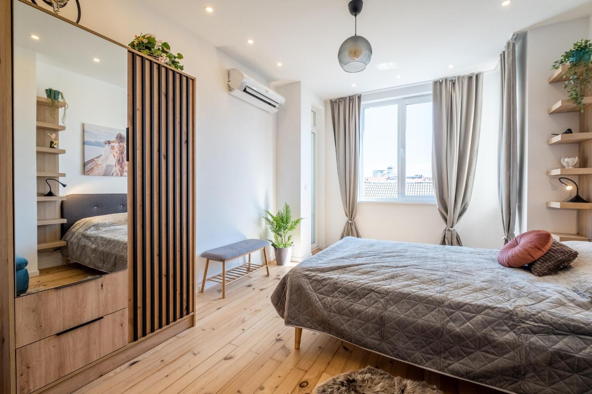 Bright - 2 Bedroom