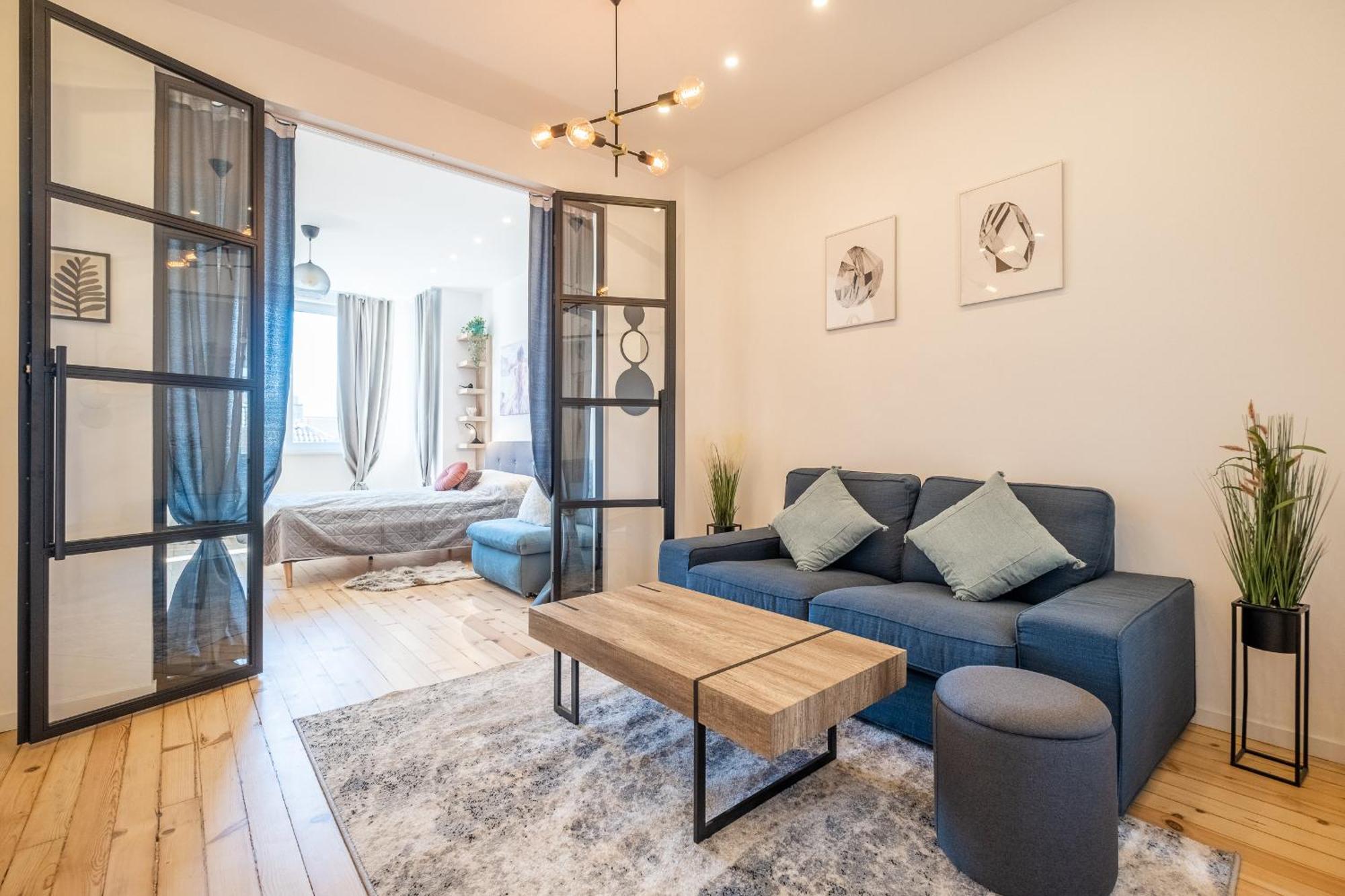 Bright - 2 Bedroom *